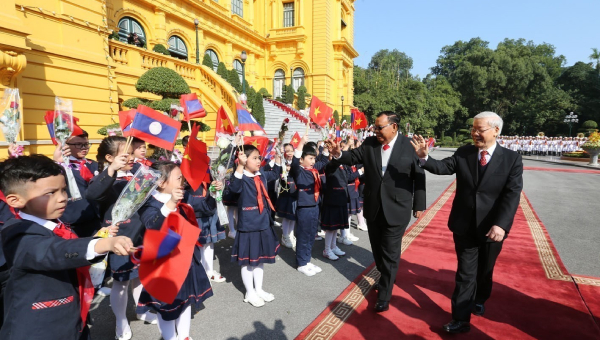 Cố Tổng Bí thư Nguyễn Phú Trọng đón Tổng Bí thư, Chủ tịch nước Cộng hòa Dân chủ Nhân dân Lào Bounnhang Vorachith thăm hữu nghị chính thức Việt Nam, ngày 19-12-2017, tại Thủ đô Hà Nội